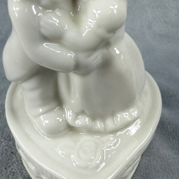 Bride Groom Boy Girl Couple Kissing Trinket Box White Heart Design Base - Picture 14 of 14